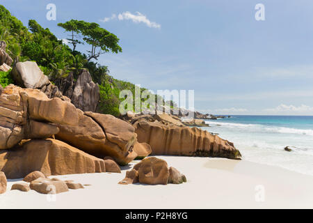 Granitfelsen am Grand Anse Beach, La Digue Island, Seychellen Stockfoto