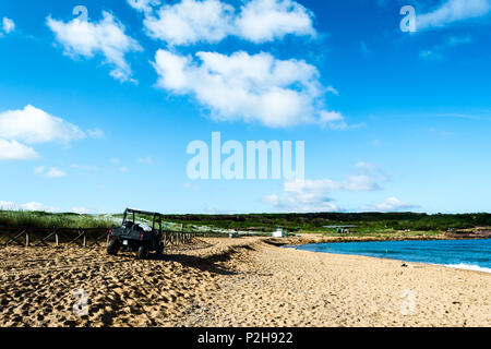 Schwarz quad auf dem sardischen Strand von Porto Ferro an einem bewölkten Morgen Sommer Stockfoto