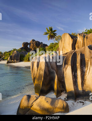 Granitfelsen am Grand Anse Beach, La Digue Island, Seychellen Stockfoto