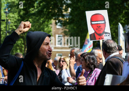 Kurdische Demonstranten zeigen außerhalb der Downing Street gegen Recep Tayyip Erdogan, der türkische Präsident ist aufgrund der britische Premierminister Theresa kann später am Dienstag, den 15. Mai 2018 erfüllen. Mit: Atmosphäre, Wo: London, Großbritannien Wann: 15. Mai 2018 Credit: Dinendra Haria/WANN Stockfoto