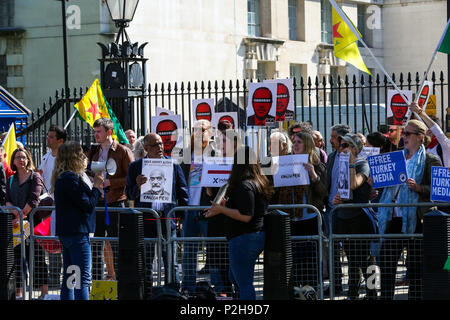 Kurdische Demonstranten zeigen außerhalb der Downing Street gegen Recep Tayyip Erdogan, der türkische Präsident ist aufgrund der britische Premierminister Theresa kann später am Dienstag, den 15. Mai 2018 erfüllen. Mit: Atmosphäre, Wo: London, Großbritannien Wann: 15. Mai 2018 Credit: Dinendra Haria/WANN Stockfoto