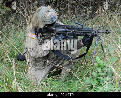 REZEKNE, Lettland - ein Fallschirmjäger ab dem gewählten Unternehmen, 2.BATAILLON, 503Rd Infanterie Regiment (Airborne), 173Rd Infantry Brigade Combat (Airborne), Brände ein M249 SAW Sept. 24 während der Übung Zobens. Ausgewählte Firma spielte die oppositionellen Kräfte für die lettische Armee während der 30-stündigen Übung. Die Übung wurde entwickelt, um die lettische Armee Fähigkeit mit verschiedenen internen und externen Stellen zusammenarbeiten, um ihre Fähigkeiten zu Marschall und ihre Position verteidigen zu testen. Die Fallschirmjäger kam in Lettland zwei Wochen auf eine 6-monatige Rotation mit ihren Lettischen Partner zu trainieren beginnen Stockfoto