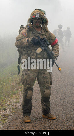 REZEKNE, Lettland - ein Fallschirmjäger ab dem gewählten Unternehmen, 2.BATAILLON, 503Rd Infanterie Regiment (Airborne), 173Rd Infantry Brigade Combat (Airborne), Pausen für einen Moment während einer Patrouille Sept. 24 während der Übung Zobens. Die Übung wurde entwickelt, um die lettische Armee Fähigkeit mit verschiedenen internen und externen Stellen zusammenarbeiten, um ihre Fähigkeiten zu Marschall und ihre Position verteidigen zu testen. Die Fallschirmjäger, zusammen mit Elementen aus dem Lettischen mechanisierte Kräfte, spielte die oppositionelle Kraft für die Übung. Die Fallschirmjäger kam in Lettland zwei Wochen auf eine 6-monatige Rotation t beginnen Stockfoto