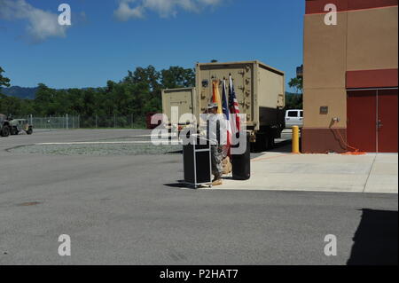 Soldaten, Familie und Freunde versammelten Abschied von ca. 45 US-Armee Reservisten zu bieten von der 246th Quartermaster Firma (QM-Co) (leichenhalle Angelegenheiten) am 25. September bei der US-Armee finden in Mayaguez, Puerto Rico. Stockfoto