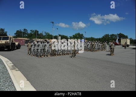 Soldaten, Familie und Freunde versammelten Abschied von ca. 45 US-Armee Reservisten zu bieten von der 246th Quartermaster Firma (QM-Co) (leichenhalle Angelegenheiten) am 25. September bei der US-Armee finden in Mayaguez, Puerto Rico. Stockfoto