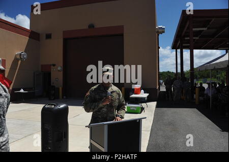 Kapitän Armando Pantoja, Kommandant der 246th Quartermaster Co (leichenhalle), Adressen, seine Soldaten, Freunde und Familie während eines Abschiedszeremonie auf die US-Armee Mitte in Mayaguez, PR statt. Stockfoto