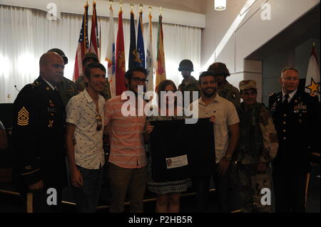 Die Familie von einem gefallenen Soldaten, Sgt. Miguel Ramos Vargas, Armee, erhielt einen Quilt neben Fort Buchanan Garnison Führung, Oberst Michael T. Harvey, Command Sgt. Maj. Luis A. Rosario und Re-en Akteure aus früheren Epochen in der Kapelle im Fort Buchanan, Puerto Rico. Stockfoto