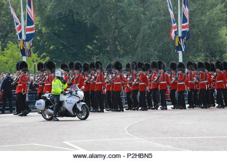 Die jährliche die Farbe in London zu Ehren von Königin Elizabeth's Geburtstag übernommen hat. Tausende säumten die Straßen ihrer Majestät begrüßen zu ein Stockfoto