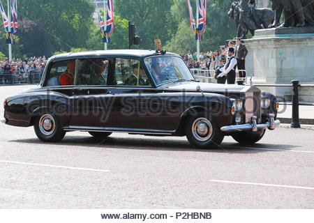 Die jährliche die Farbe in London zu Ehren von Königin Elizabeth's Geburtstag übernommen hat. Tausende säumten die Straßen ihrer Majestät begrüßen zu dürfen. Stockfoto