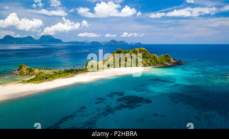 Drone Blick auf den wunderschönen Strand Nacpan in Palawan El Nido Stockfoto