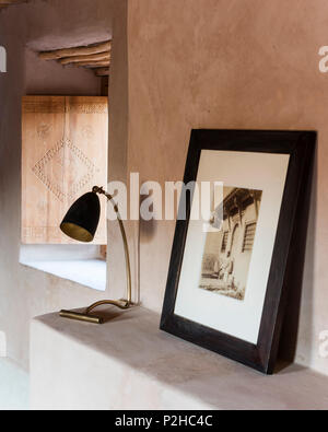 Gerahmte Schwarz-Weiß cintage Marokkanische Foto auf Kante mit eleganten anglepoise Lamp Stockfoto