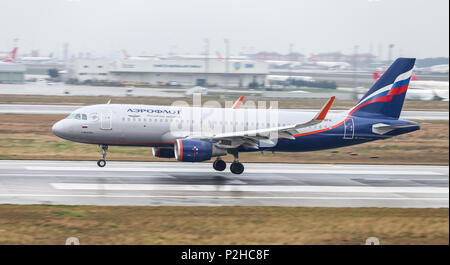 ISTANBUL, Türkei - 04. MÄRZ 2018: Aeroflot Airbus A 320-214 (CN 7653) Landung Flughafen Istanbul Atatürk. Aeroflot ist die Fluggesellschaft der Russischen Fed Stockfoto