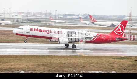 ISTANBUL, Türkei - 04. MÄRZ 2018: AtlasGlobal Airbus A 321-211 (CN 761) Landung Flughafen Istanbul Atatürk. AtlasGlobal ist eine türkische Fluggesellschaft mit 24. Stockfoto