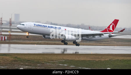 ISTANBUL, Türkei - 04. MÄRZ 2018: Turkish Airlines Airbus A 330-343 X (CN 1160) Landung Flughafen Istanbul Atatürk. Dein ist die Fluggesellschaft der Türkei Stockfoto