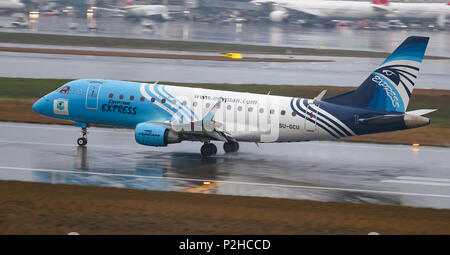 ISTANBUL, Türkei - 04. MÄRZ 2018: EgyptAir Express Embraer 170LR (CN 169) Landung Flughafen Istanbul Atatürk. EgyptAir Express hat 12 Flottengröße und Stockfoto