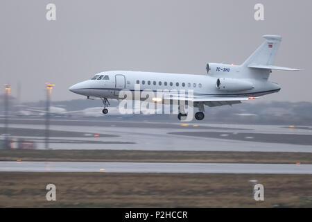 ISTANBUL, Türkei - 04. MÄRZ 2018: Dassault Falcon 900 DX (CN 617) Landung Flughafen Istanbul Atatürk. Stockfoto