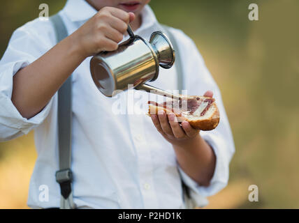 Gießen Olivenöl auf eine Scheibe Brot auf dem Teller Stockfoto