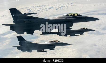 Us Air Force F-16 Fighting Falcons fliegen neben einer KC-135 Stratotanker nach Erhalt Kraftstoff während der Betankung Mission über Air Base Ramstein, Deutschland, Sept. 26, 2016. Die stratotanker, von der 151 Luftbetankung Flügel in Salt Lake City, Utah, hilft dem Spangdahlem F-16 s-bahn in der Luft-zu-Luft tanken für eine längere Zeit und mit mehr Flugzeuge. (U.S. Air Force Foto/Airman 1st Class Preston Kirsche) Stockfoto