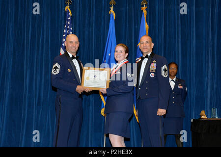 Senior Airman Minda Squires erhält den Distinguished Graduate Award für Flieger-führung Schule Klasse 16-9 von Chief Master Sgt. Paul Rayman, Chief Master Sgt. der Reserve Kräfte für die Zentrale Air Force Space Command, und Chief Master Sgt. Edward Walden, Sr., Kommandant der Paul H. Lankford Soldaten PME-Center, hier, Sept. 27, 2016, an der I. G. Brown Training und Education Center. Der Distinguished graduate Award wird an Studenten in den oberen 10 Prozent der Klasse vorgestellt. (U.S. Air National Guard Foto von Master Sgt. Jerry D. Harlan/Freigegeben) Stockfoto