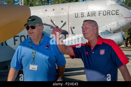 Pensionierte Chief Master Sgt. Joseph Barron, der ehemalige Air Mobility Command Chief ist rund um die Travis Air Force Base Heritage Centre on Sept. 22, 2016 gezeigt, die von pensionierten Warrant Officer Richard Terp, ein Dozent Freiwilliger, die während eines Besuchs auf der Travis AFB, Calif Barron wurde eingeladen, die Gastredner bei der Zusammenkunft der Leiter zu sein, hier auf der Basis statt. Barron auch verwendet seine Zeit auf Travis mit Fliegern zu erfüllen, besuchen Sie verschiedene Einheiten an der Basis und der Erste Sergeants Symposium Abschlussfeier zu besuchen. (U.S. Air Force Foto von Heide Couch) Stockfoto