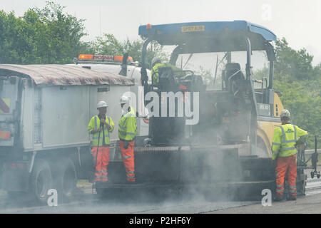 Die Beschäftigten im Straßenverkehr Asphalt uk Autobahn Stockfoto