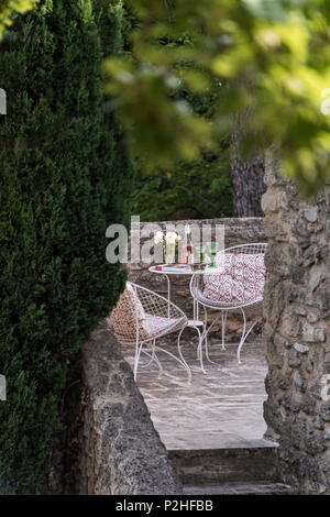 Drahtgitter Stühle und Tisch auf der Terrasse des Luberon Bauernhaus. Stockfoto