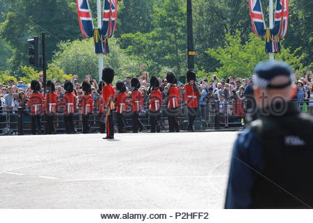 Die jährliche die Farbe in London zu Ehren von Königin Elizabeth's Geburtstag übernommen hat. Tausende säumten die Straßen ihrer Majestät begrüßen zu ein Stockfoto