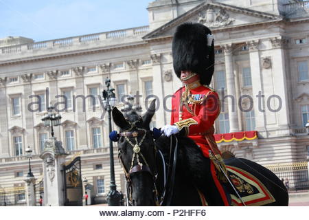 Die jährliche die Farbe in London zu Ehren von Königin Elizabeth's Geburtstag übernommen hat. Tausende säumten die Straßen ihrer Majestät begrüßen zu ein Stockfoto