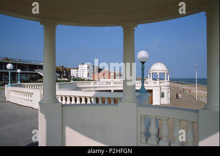 Bexhill Meer im Sommer, East Sussex UK, betrachtet aus einer Kuppel auf der De La Warr Pavillion Stockfoto