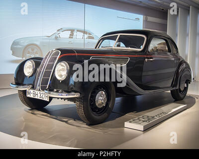 München, Deutschland - 8 April 2017: 1938 BMW 327/328 Coupé im BMW Museum. Stockfoto