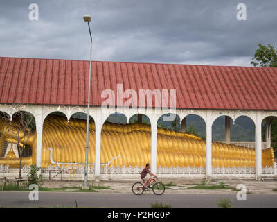 Eine Statue der schlafende Buddha in Sangkhlaburi, Thailand Stockfoto