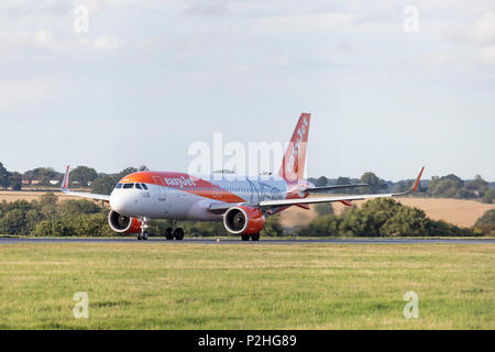 EasyJet Airbus A320neo Registrierung G-UZHA, die am 18. August 2017 vom Flughafen London Luton, Bedfordshire, Großbritannien Stockfoto