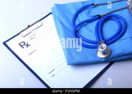Eine medizinische Stethoskop und RX prescription liegen auf einem medizinischen Uniform. Stockfoto