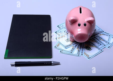 Sparschwein Stil Geld auf Hintergrund mit Geld amerikanischen Hundert-Euro-Scheine. Stockfoto