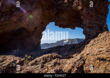 In Rock in vulkanischen Landschaft der Insel Gran Canaria, Spanien Stockfoto