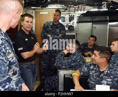 160922-N-SB 201-071 GROTON, Anschl. (Bis 30. 22, 2016) Jamie McMurray, Treiber von McDonald's Nummer 1 Auto für Chip Ganassi Racing, beantwortet Fragen von USS Virginia (SSN-774) Besatzungsmitglieder im Chaos der Besatzung bei einer Tour durch die Atom-U-Boot, schnell - Angriff. USS Virginia, First-in-Class der Virginia-Klasse des fast-Angriffs-U-Boote in der Naval Submarine Base New London homeported. (U.S. Marine Foto von Chief Mass Communication Specialist (SW/AW) Steve Owsley/Freigegeben). Stockfoto