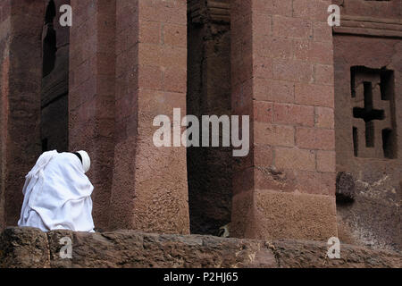 Äthiopische pilgrim Gebet des religiösen Kirchen in Schnitzen in Fels in Lalibela Stockfoto