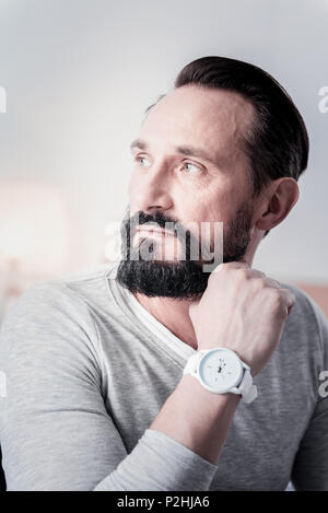Konzentriert man sein Kinn Holding Stockfoto
