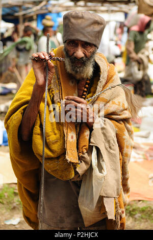 LALIBELA, Äthiopien - 31. AUGUST 2013: Lokale Äthiopischen pirglim wird ein Markt Händler in der Stadt in Äthiopien Lalibela Stockfoto