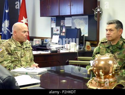 Us-Armee Brig. Gen. Brad Owens, South Carolina National Guard Direktor des Joint Staff, trifft sich mit der kolumbianischen Armee Brig. Gen. Carlos Moreno, Kommandierender General der kolumbianischen Armee den Befehl, an der South Carolina National Guard Joint Forces in Columbia, South Carolina, Sept. 29, 2016. Das South Carolina National Guard und Republik Kolumbien begann die Partnerschaft Programm Beziehung im Juli 2012 und haben weiterhin die Partnerschaft durch die gemeinsame Nutzung von Informationen und Austausch zu vertiefen (U.S. Air National Guard Foto von 1 Leutnant Stephen Hudson, 169th Fighter Win Stockfoto