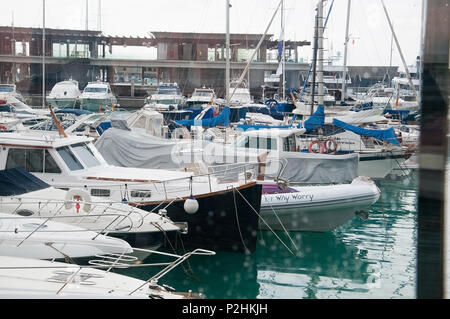 PORT ADRIANO mallorca, mallorca, Spanien - 15. NOVEMBER 2011: Boote im Hafen festgemacht am 15. November 2011 in Port Adriano Mallorca, Mallorca, Spanien Stockfoto