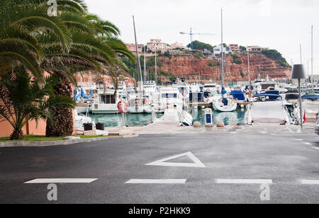 PORT ADRIANO mallorca, mallorca, Spanien - 15. NOVEMBER 2011: Boote in der Marina in Gebäuden auf rotem Sedimentgestein vertäut am 15. November 2011 in Port Adriano, Stockfoto