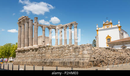 Evora, Portugal - 5. Mai 2018: die architektonischen Details des Römischen Tempel von Evora in Portugal oder Tempel der Diana, vor dem die Menschen sind zu Fuß o Stockfoto