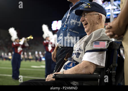 Lauren Bruner, ein Überlebender der USS Arizona, besuchte am 17. September 2016 eine Zeremonie im Arizona Stadium, Tucson, während des Fußballspiels Arizona Wildcats vs. Hawaii Rainbow Warriors. Die Veranstaltung feierte den 75. Jahrestag des Angriffs auf Pearl Harbor am 7. Dezember 1941 und beinhaltete einen Auftritt der Pride of Arizona Marching and Pep Band. Die Veranstaltung würdigte den historischen Militärdienst, bewahrte die Erinnerung an die USS Arizona und anerkannte Beiträge und Opfer von Mitgliedern des Militärdienstes während des Zweiten Weltkriegs Stockfoto