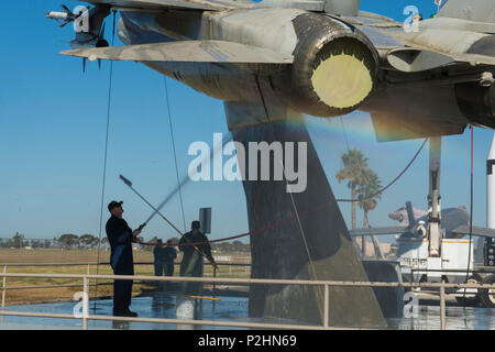 160929-N-UG 232-421 NAVAL BASE VENTURA COUNTY POINT MUGU, Calif.-Petty Officer 1st Class Kenneth Crouch mit Fleet Readiness Center Südwesten, Point Mugu Loslösung Sprays eine F-14 Tomcat auf der Rakete Park an Bord Naval Base Ventura County, Point Mugu. FRC-SW ist Teil der Naval Air Systeme Befehl, wie Naval Air Warfare Center Waffen ist Entwicklung. NAWCWD, die Einrichtungen in China Lake und Point Mugu, Calif., führt das gesamte Spektrum von Waffen und Krieg Systeme Forschung, Entwicklung, Beschaffung, Test und Bewertung und ist ein führender Anbieter von innovativen, integrierten und Domin Stockfoto