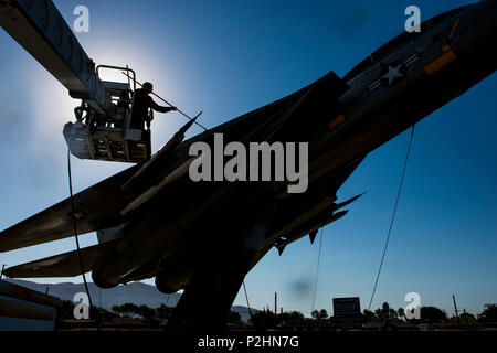 160929-N-UG 232-403 NAVAL BASE VENTURA COUNTY POINT MUGU, Calif.-Chef (AW) Shawn Barnes von Naval Test Wing Pacific scrubs eine F-14 Tomcat auf der Rakete Park an Bord Naval Base Ventura County, Point Mugu. NTWP ist Teil der Naval Air Systeme Befehl, wie Naval Air Warfare Center Waffen ist Entwicklung. NAWCWD, die Einrichtungen in China Lake und Point Mugu, Calif., führt das gesamte Spektrum von Waffen und Krieg Systeme Forschung, Entwicklung, Beschaffung, Test und Bewertung und ist ein führender Anbieter von innovativen, integrierten und dominierenden warfighting Auswirkungen für unsere Marine, Gelenk- und coali Stockfoto