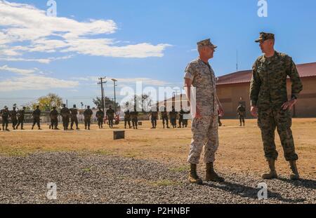 Oberst David W. Edson (links), stellvertretender Stabschef der G-1, Marine Reserve, spricht mit Kapitän Kyle S. King, Serie Commander, Mike, 3 Recruit Training Bataillon, bei seinem Besuch in Marine Corps Base Camp Pendleton, Calif., Sept. 28. Edson Bereich ist nach der Edson Großvater, Generalmajor Merritt A. Edson benannt. Stockfoto