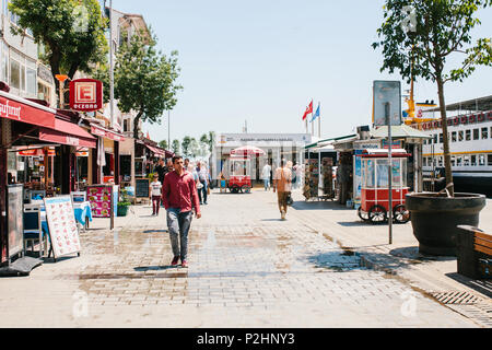 Istanbul, 17. Juni 2017: Die Bewohner sind zu Fuß entlang der Straße im Stadtteil Kadiköy. Gewöhnliche Stadt leben oder die täglichen Angelegenheiten. Stockfoto