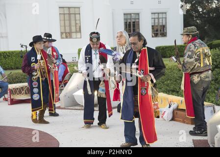 Aktive Mitglieder, Veteranen und Zivilisten aus Texas und die Honor Guard der Traditional American Indian Society führen einen Kürbistanz auf der Joint Base San Antonio-Randolph auf, einer Zeremonie, bei der der Boden gesegnet wird. Der Tanz verwendet spezielle Rasseln, die ursprünglich aus Kürbissen hergestellt wurden und das kulturelle Erbe und die Traditionen zelebrieren. Die Veranstaltung fördert das kulturelle Bewusstsein, den Respekt für indianische Bräuche und das Engagement der Gemeinschaft und würdigt gleichzeitig Geschichte, Zeremonie und die Bedeutung traditioneller Praktiken im militärischen und öffentlichen Kontext. Stockfoto