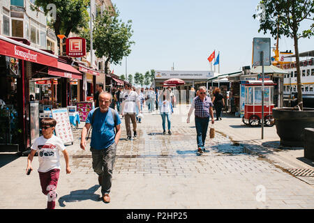 Istanbul, 17. Juni 2017: Die Bewohner sind zu Fuß entlang der Straße im Stadtteil Kadiköy. Gewöhnliche Stadt leben oder die täglichen Angelegenheiten. Stockfoto